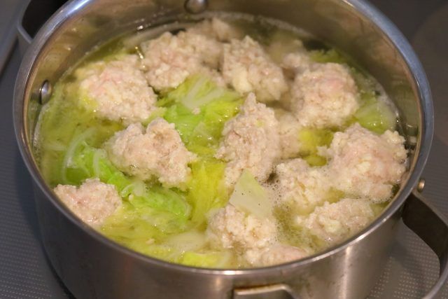 鶏団子を落とし入れる