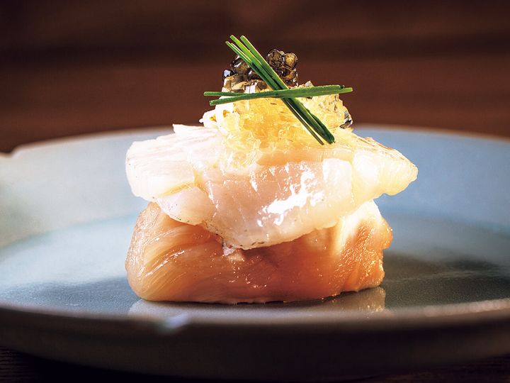 渋谷『特選髙坂鶏 克つ鳥』のささみに生のホタテを合わせたおつまみ