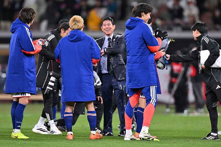 画像: 試合後に選手たちから水をかけられた森保監督 (C)Getty Images