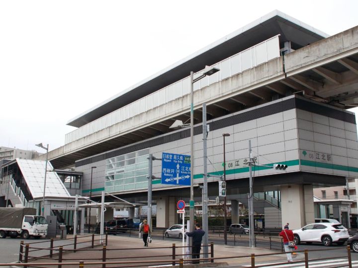 日暮里・舎人ライナーの混雑緩和に向け、東京都交通局と足立区が貸切バスの実証実験を実施。江北駅から西日暮里、日暮里駅への朝の通勤通学向けで、定期券所持者は先着で参加可能です。混雑回避に活用できます。