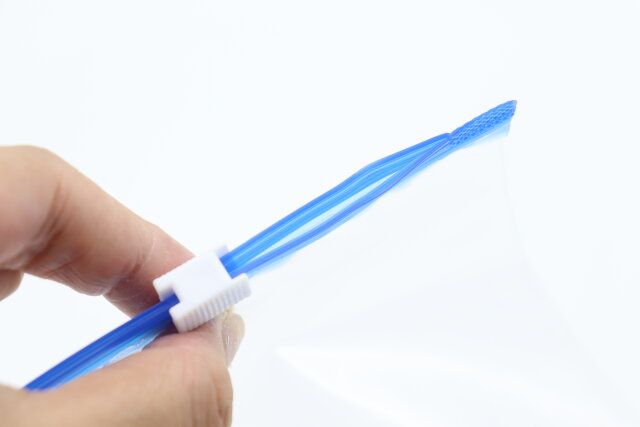 ジィーっと音が出るスライダーフリーザーバッグ（Mサイズ） スライダー部分