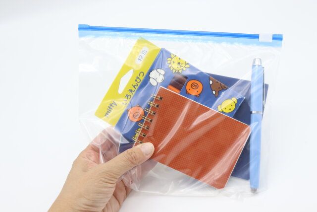 ジィーっと音が出るスライダーフリーザーバッグ（Mサイズ） 小物収納