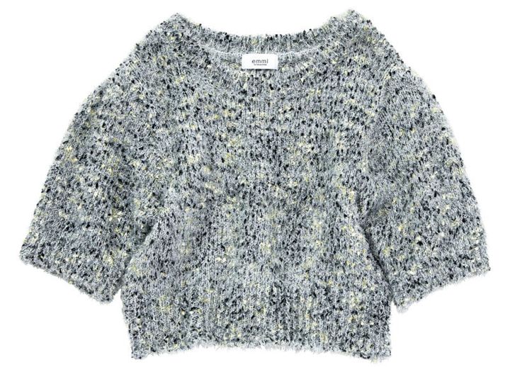 シャツやロンTをレイヤードしても素敵。ニット￥13,200（エミ／エミ ニュウマン新宿店）