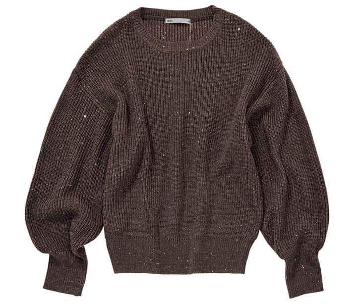 たっぷりとしたボリューム袖が可愛さ を引き立てる。ニット￥4,389（イッカ／コックス）