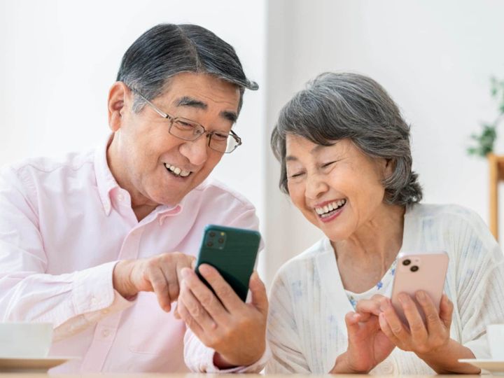 千代田区では、デジタルデバイド対策事業の一環として、「高齢者スマートフォン購入費等助成事業」を実施しています。スマートフォンの対応機種を初めて購入する満65歳以上を対象に区が費用を助成する制度です。