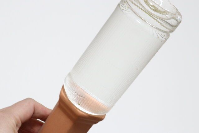 ダイソーの植物用ウォーターディスペンサーにペットボトルをセットした様子