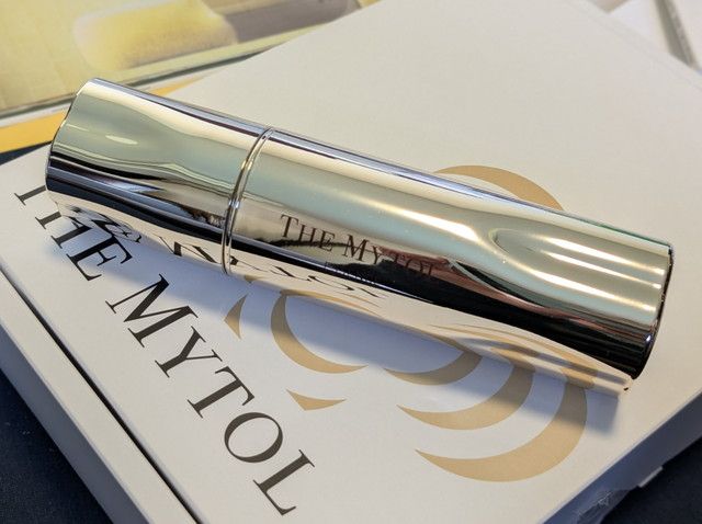 ザ マイトル エッセンスの外観（ミラー調シルバーボトル）