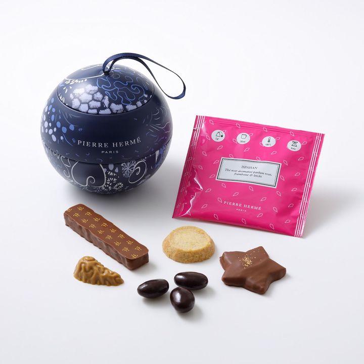 「ブール ド ノエル」直径11 cm×高さ11 cm ¥2,268 ショコラ・サブレ・紅茶など6種入り。