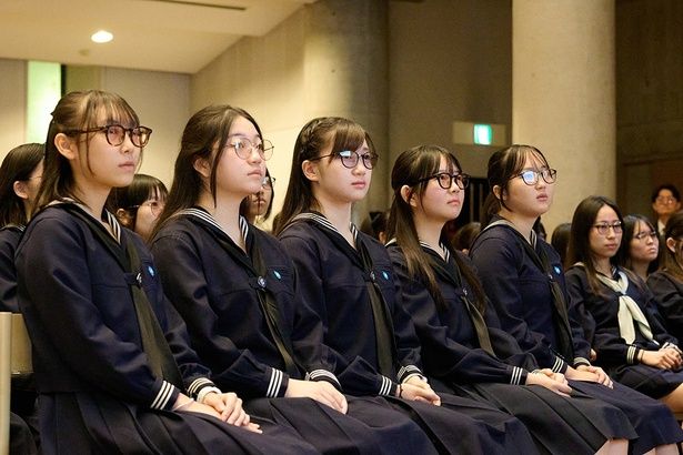 女子聖学院中学校高等学校と連携し、中学校・高等学校生活で国内初の指定サングラス着用が正式導入された