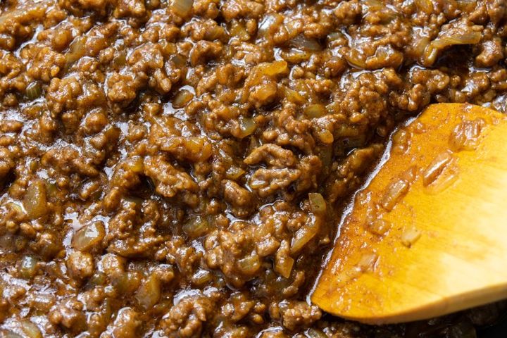 キーマカレーをフライパンで作る調理シーン