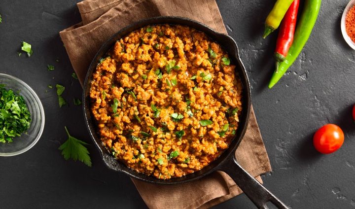 フライパンの中にキーマカレー 調理中 パプリカやトマト
