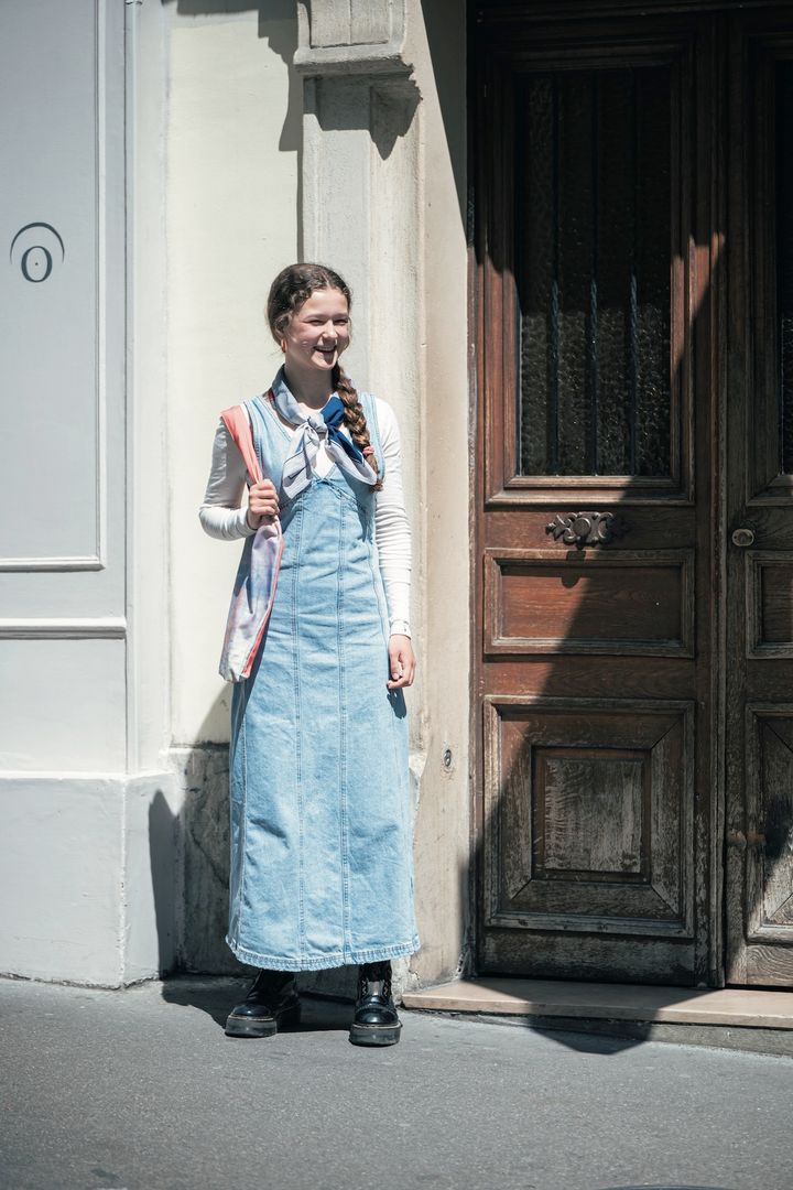 パステルカラーの合わせ方が上手い！ パリジェンヌの気取らないおしゃれコーデの真髄