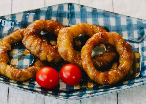 玉ねぎを薄切りの豚バラで巻き巻き「トンでリング」 （C）キキ／KADOKAWA