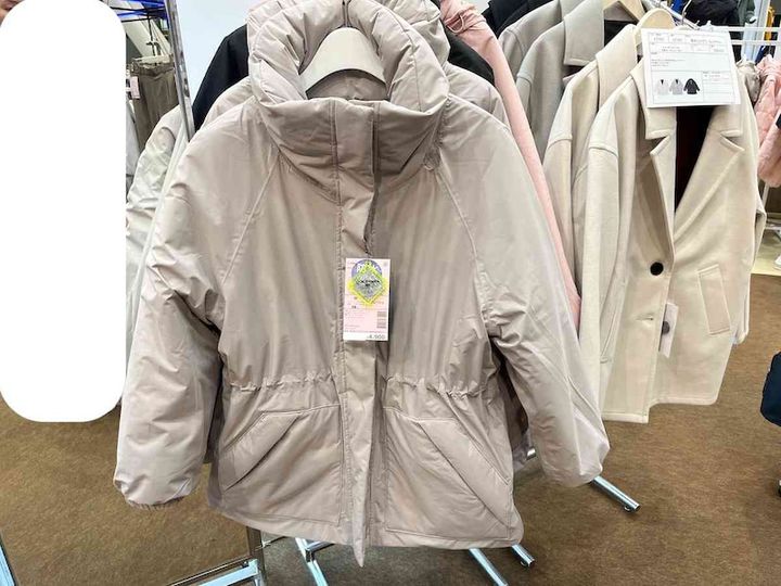 ワークマンの「エックスシェルター断熱レディース防水ウォームアウター」のグレージュ