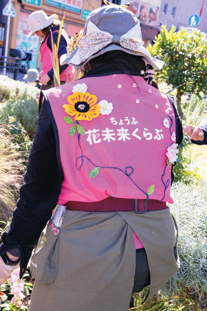 ちょうふ花未来くらぶの皆さんが活動時に着用しているビブス。刺繍を施すなど、各自オリジナリティを出している。