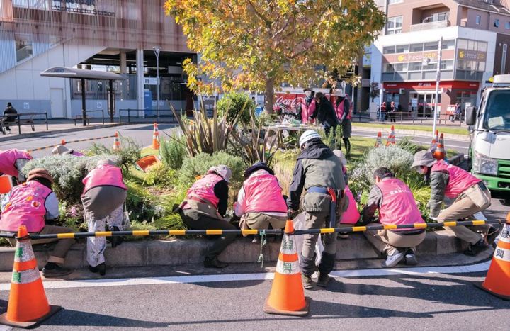 花壇がある駅前は車も通るロータリー。活動時は市が管理するタイミングに合わせ、カラーコーンを立てて作業をしている。