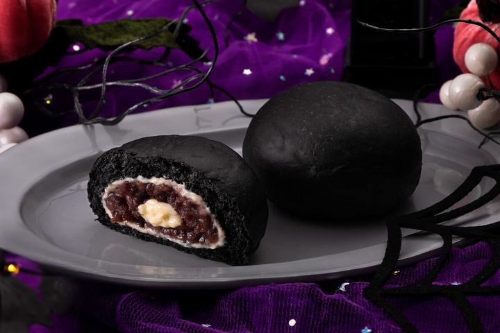 八天堂「ディズニーヴィランズ」黒いくりーむパン あんバター断面