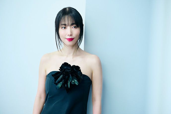 カメラに向かってポーズを取るMEGUMIさん