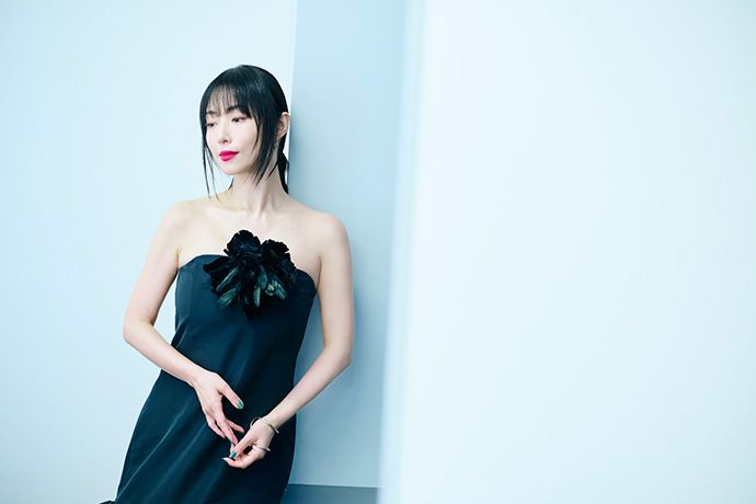 カメラに向かってポーズを取るMEGUMIさん