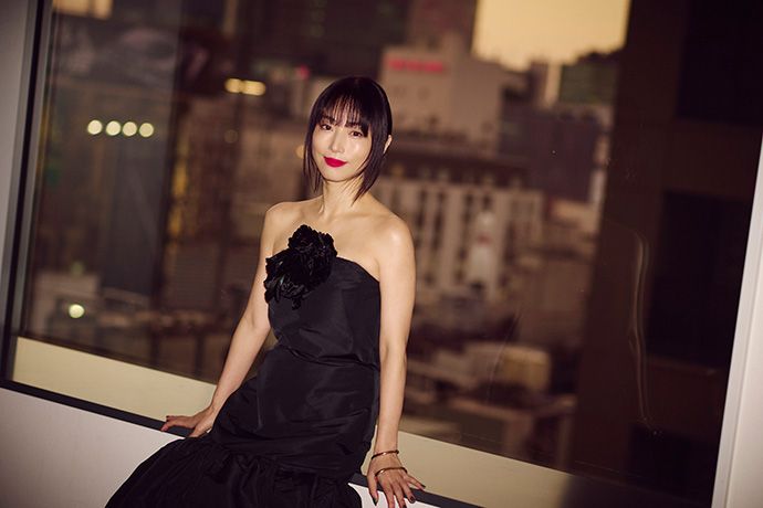 カメラに向かってポーズを取るMEGUMIさん