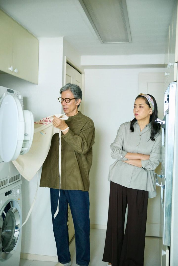 スカーフ¥16,500／マニプリ 【夫】シャツ¥20,900／サンディニスタ（カバーコード ナカメグロ）、パンツ¥18,700／サンディニスタ（トゥー・ステップ）、エプロン¥6,600／ルミノア（ゲストリスト）、メガネ／私物