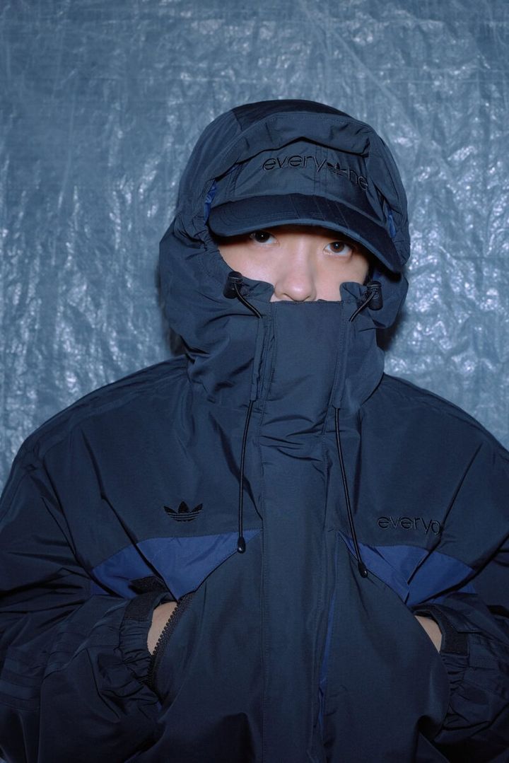 ほかにもフロントに everyone ロゴとトレフォイルを加えたグラフィック刺繡を施し、「OPTIMAL PL JKT e」と同様の 2 レイヤーのシェル素材を採用した「EARFLAP CAP e」も展開。