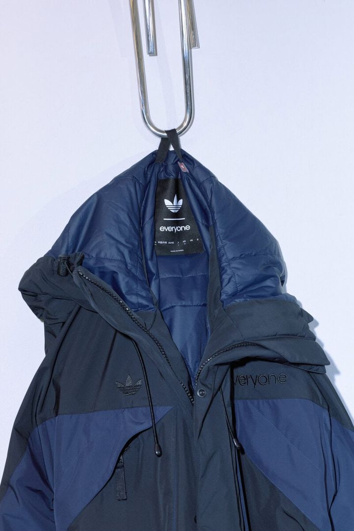 この他、ジャケットとセットアップで着用できる「TRACK PANT e」やeveryoneの名品、OPTIMAL ジャケットをベースにしたPrimaLoft®Gold インサレーションを中綿に使用し、通気性と撥水性の高い2レイヤーシェル構造、everyone のアイコニックな 2 色を採用した「OPTIMAL PL JKT e」も登場する。