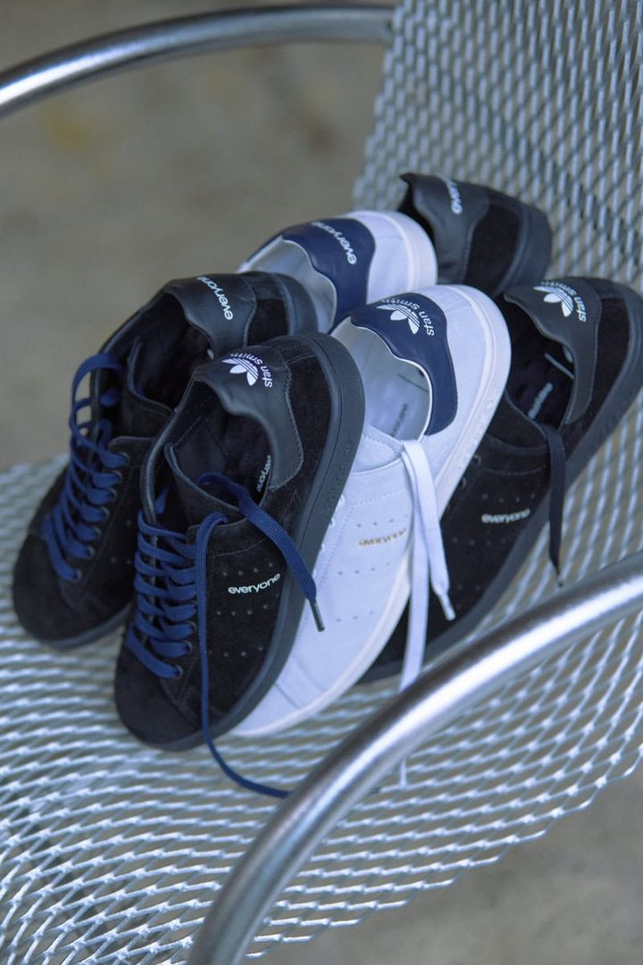 カプセルコレクションのメインピースとなる adidas Originals のクラシックアイコン「STAN SMITH」は、高品質で撥水性のあるイタリアンレザーの牛スエードをアッパーを使用し、アッパーとヒールに everyone のロゴを取り入れることで、adidas Originals の持つ伝統 everyone らしいミニマルで洗練されたスタイルが融合した一足として再構築。