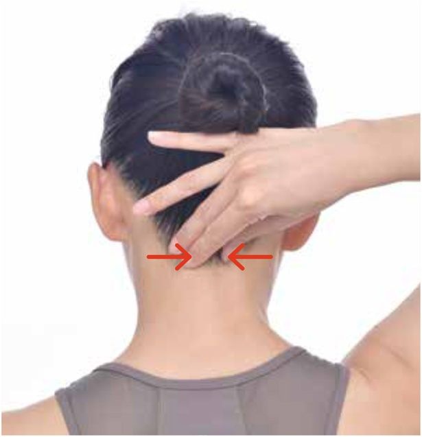 生え際まで寄せて引っ張る (C)はちみつMIO(加藤美緒)／KADOKAWA