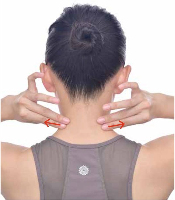 第7頸椎の両脇を寄せて引っ張る (C)はちみつMIO(加藤美緒)／KADOKAWA