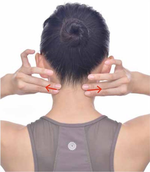 生え際まで寄せて引っ張る (C)はちみつMIO(加藤美緒)／KADOKAWA