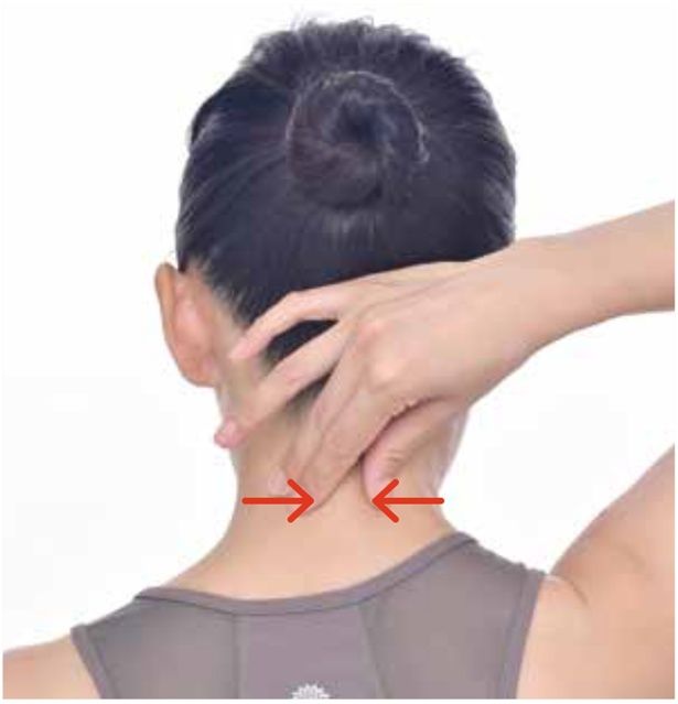 第7頸椎を寄せて引っ張る (C)はちみつMIO(加藤美緒)／KADOKAWA