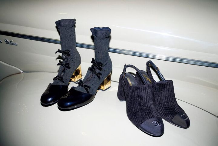 右：スリングバックシューズ［H8］¥227,700、左：ブーツ［H7.5］¥447,700（ともにシャネル／シャネル カスタマー ケア センター）