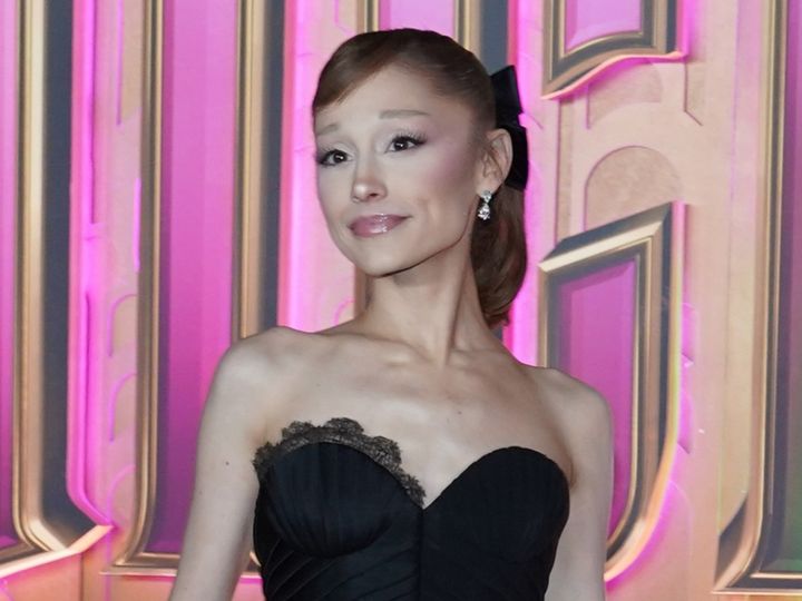 アリアナ・グランデ、『ウィキッド 永遠の約束』ニューヨークプレミアでカメラマンに叫ぶのを止めるよう求める （C）AFLO width=