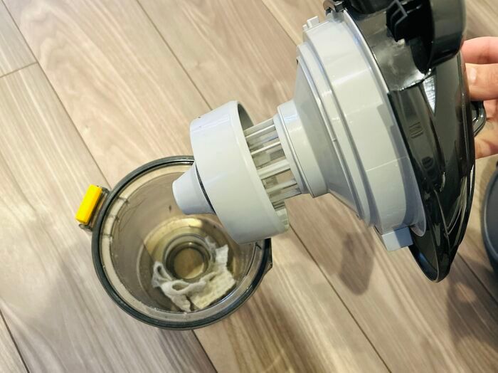 『掃除機のゴミ捨て』が劇的ラクになる方法！フローリングワイパーを1枚入れるだけで→断然スムーズに♪