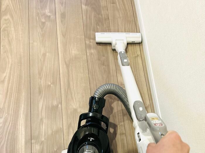 『掃除機のゴミ捨て』が劇的ラクになる方法！フローリングワイパーを1枚入れるだけで→断然スムーズに♪