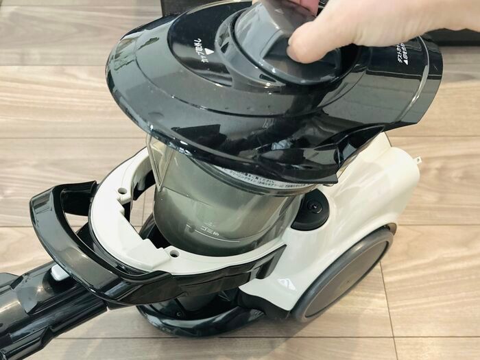 『掃除機のゴミ捨て』が劇的ラクになる方法！フローリングワイパーを1枚入れるだけで→断然スムーズに♪