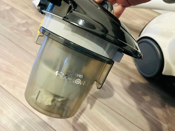 『掃除機のゴミ捨て』が劇的ラクになる方法！フローリングワイパーを1枚入れるだけで→断然スムーズに♪