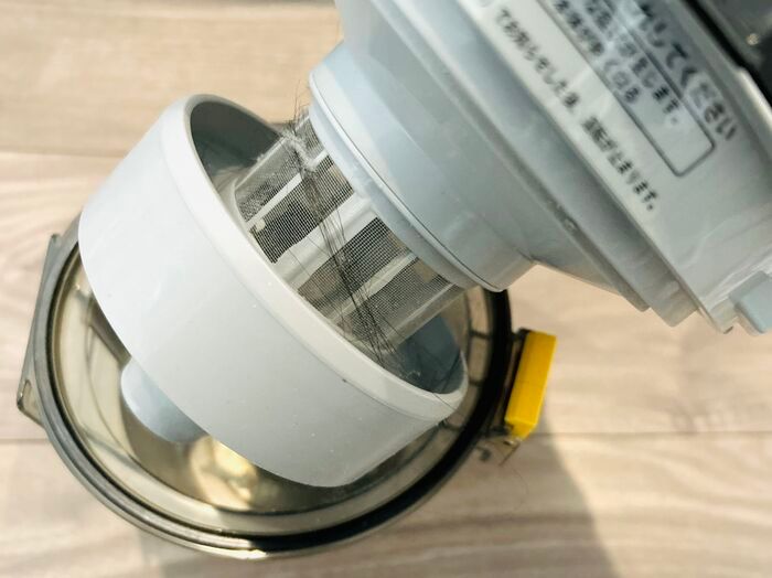 『掃除機のゴミ捨て』が劇的ラクになる方法！フローリングワイパーを1枚入れるだけで→断然スムーズに♪