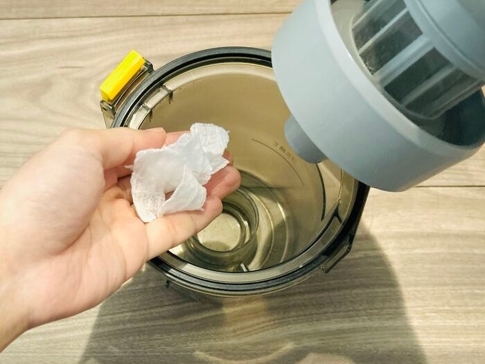 『掃除機のゴミ捨て』が劇的ラクになる方法！フローリングワイパーを1枚入れるだけで→断然スムーズに♪