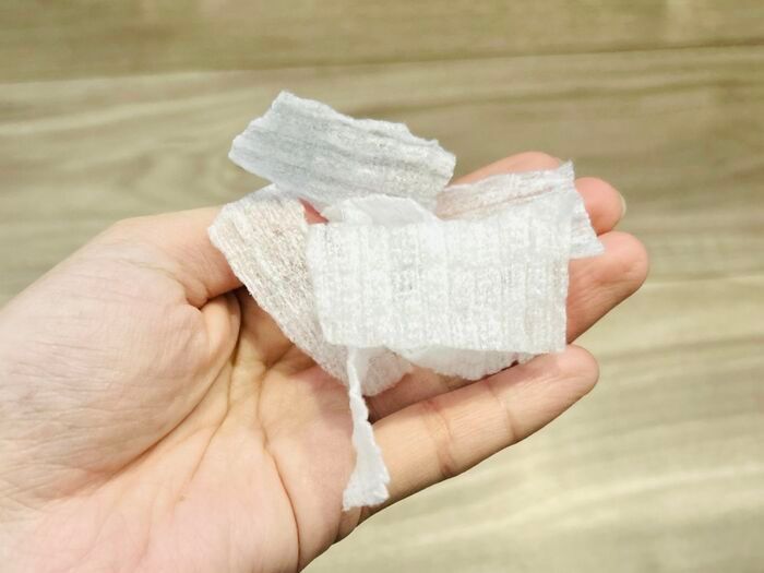 『掃除機のゴミ捨て』が劇的ラクになる方法！フローリングワイパーを1枚入れるだけで→断然スムーズに♪