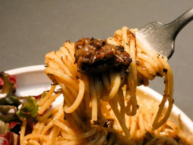 o/sio FUKUOKA 本日のパスタ 牛肉の赤ワイン煮込みボロネーゼ すくった様子