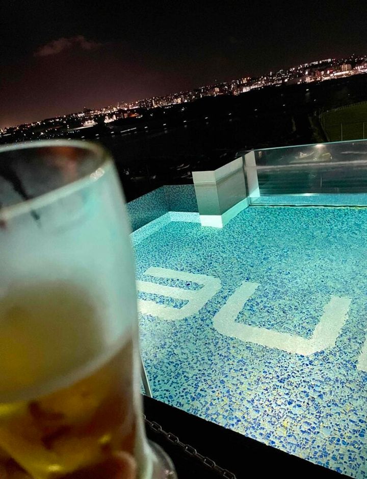 沖縄のホテル「STORYLINE瀬長島」ナイトプール