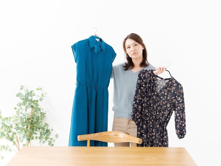 イエローベース（イエベ）の人は寒色系に苦手意識を持つ人が多いようです。しかし、イエベの人にも似合う寒色系があり、トーンや明度を吟味することが重要。今回は、イエベの人に似合う寒色系をご紹介します！