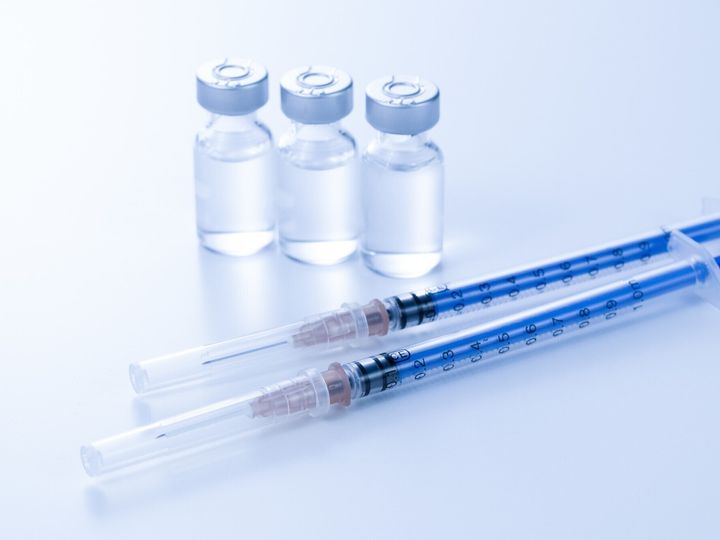 【小児科医が回答】一部のワクチンには、防腐剤として微量の「チメロサール（エチル水銀）」が含まれています。どのような水銀なのか、体に害はあるのか、性質や安全性について分りやすく回答します。（※画像：アマナイメージズ）