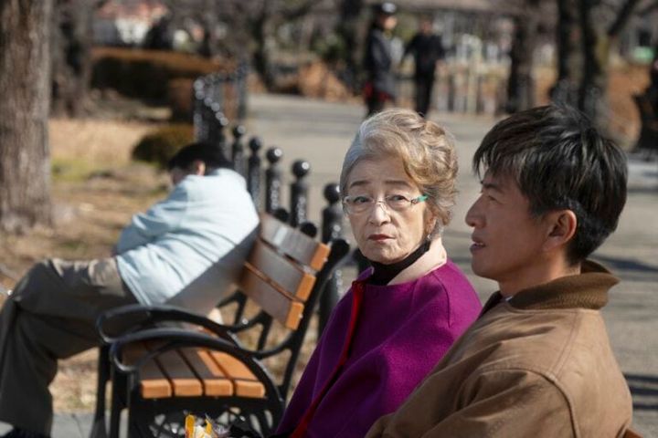 映画『TOKYOタクシー』より不忍池のベンチに座るすみれ（倍賞千恵子）とタクシー運転手の浩二（木村拓哉）