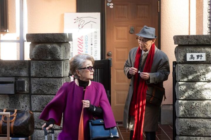 映画『TOKYOタクシー』よりすみれ（倍賞千恵子）と司法書士の阿部誠一郎（笹野高史）