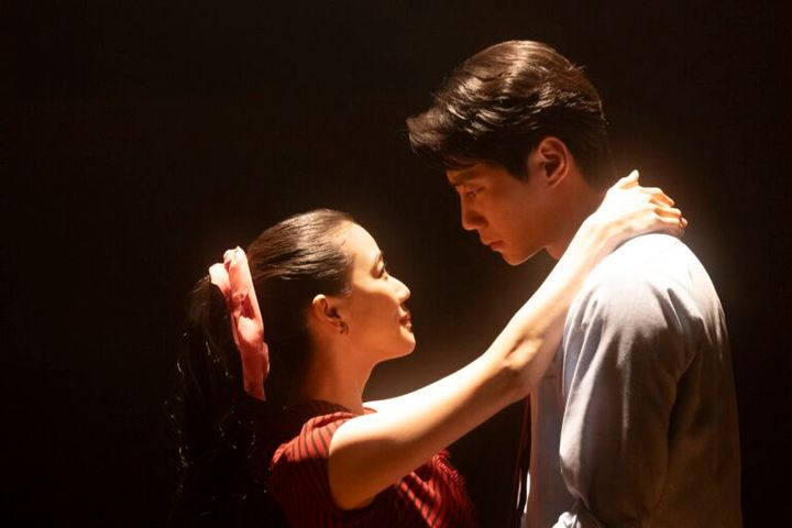 映画『TOKYOタクシー』より若き日のすみれ（蒼井優）と初恋相手のキム・ヨンギ（イ・ジュニョン）