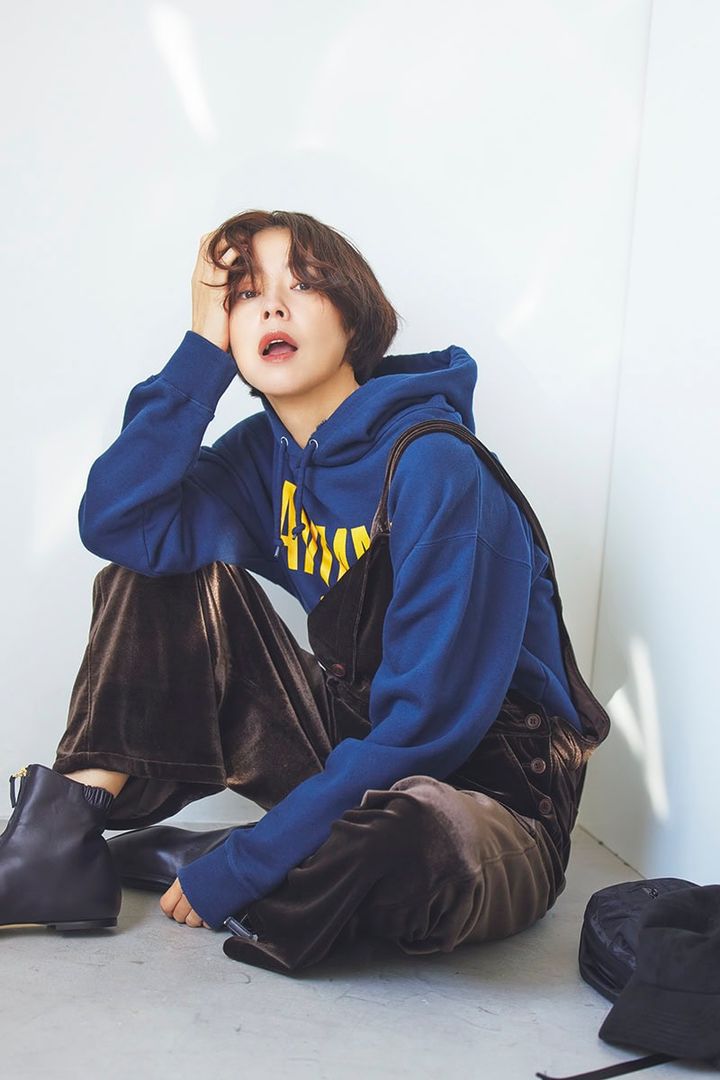 フーディスエット2万5300円（スタジオ ウィーアーオールアニマルズ／RHC ロンハーマン） サロペット3万9600円（ビリティス・ディセッタン／ビリティス） キャップ5940円（オーバーライド／オーバーライド 神宮前） バックパック1万1000円（スピード／ゴールドウイン カスタマーサービスセンター） ブーツ8万9100円（ブレンテッラ／ハウス オブ ロータス 二子玉川店）