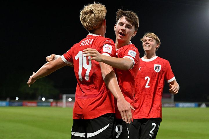 画像: ヨハネス・モーザー（19番、左）と抱き合うハサン・デシシュク（9番、中央） (C)Getty Images